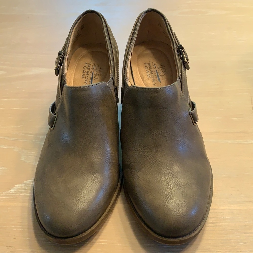 Women’s Life Stride with Memory Foam shoes in 7.5W excellent cond never worn